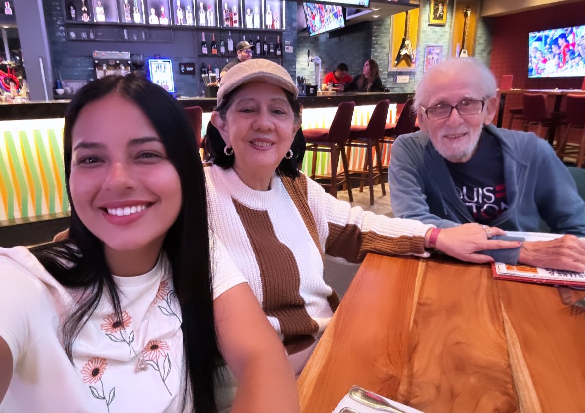 lo que yo extrañé a este par 🥹❤️‍🩹 mami y papi - absolutamente NADA importa más que la familia ✍️