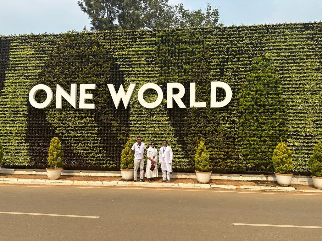 vision2020AD's tweet photo. Worlds longest vertical garden at Muddenahalli Chikkbelapur satya sai Annapoorna trust on 18th January 2024. One World One Family #kishorjagirdar #vasudevakutumbakam #peaceiswithinyou #Sustainability 
#SDG https://t.co/sFmfyVIylH