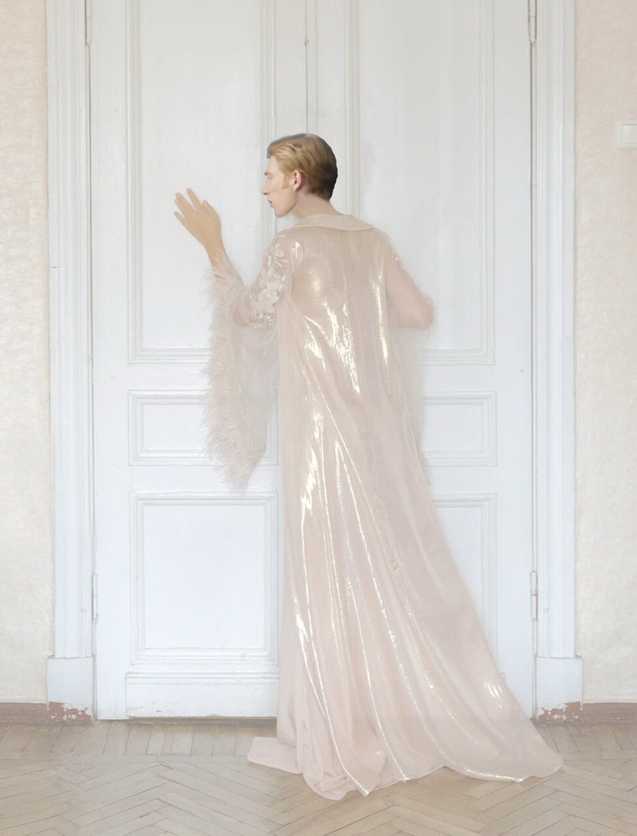 I know it's been ages, but here is an elegant Hux wearing his golden evening robe wondering around the royal palace on Naboo 🌌🌟🌠✨️
#kylux #hux