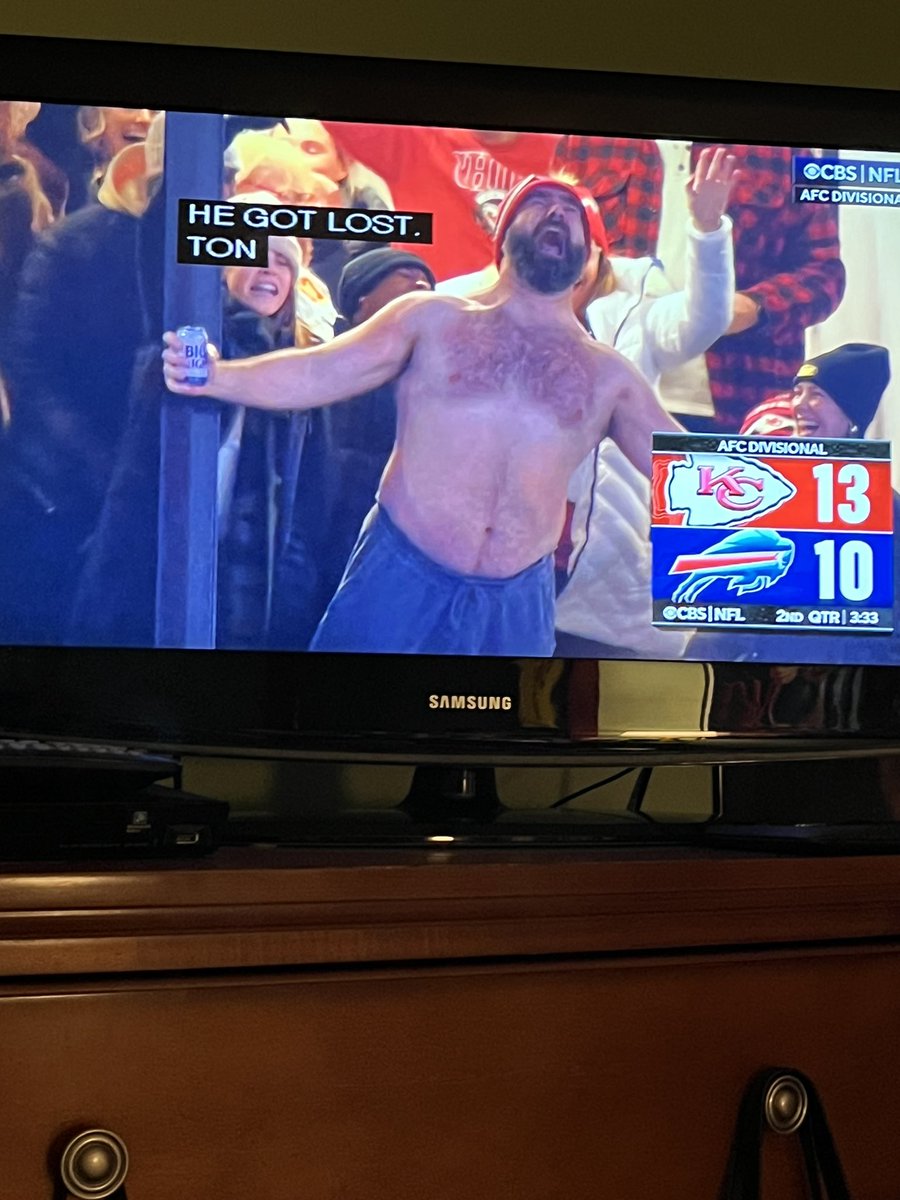 dontblamebritt's tweet photo. IM DYING 

LOOK AT JASON KELCE CELEBRATING TRAVIS’ TOUCHDOWN https://t.co/uhGnhHAaeC
