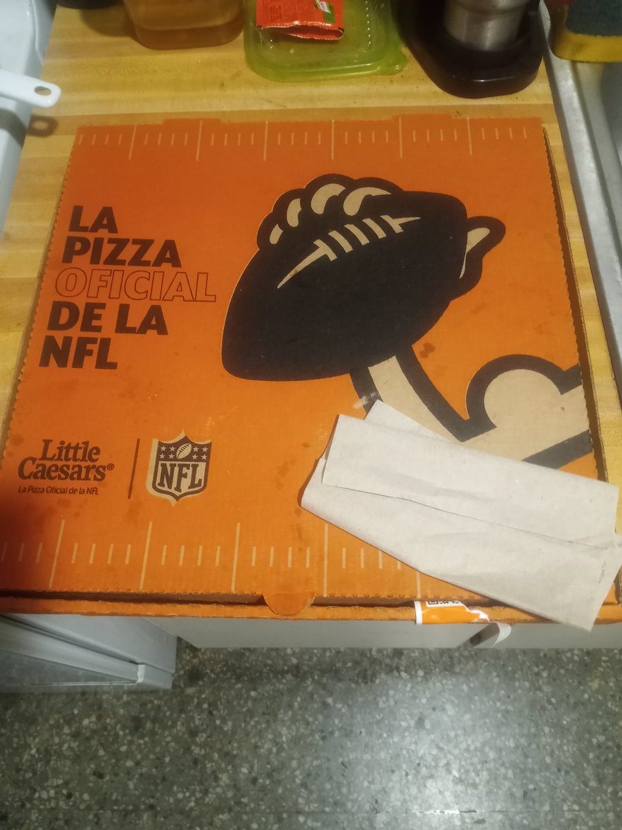 Can't beat this on a Sunday Night. #FootballSunday #BillsMafia #Chiefs #LittleCaesars #NFL #Pizza 🍕