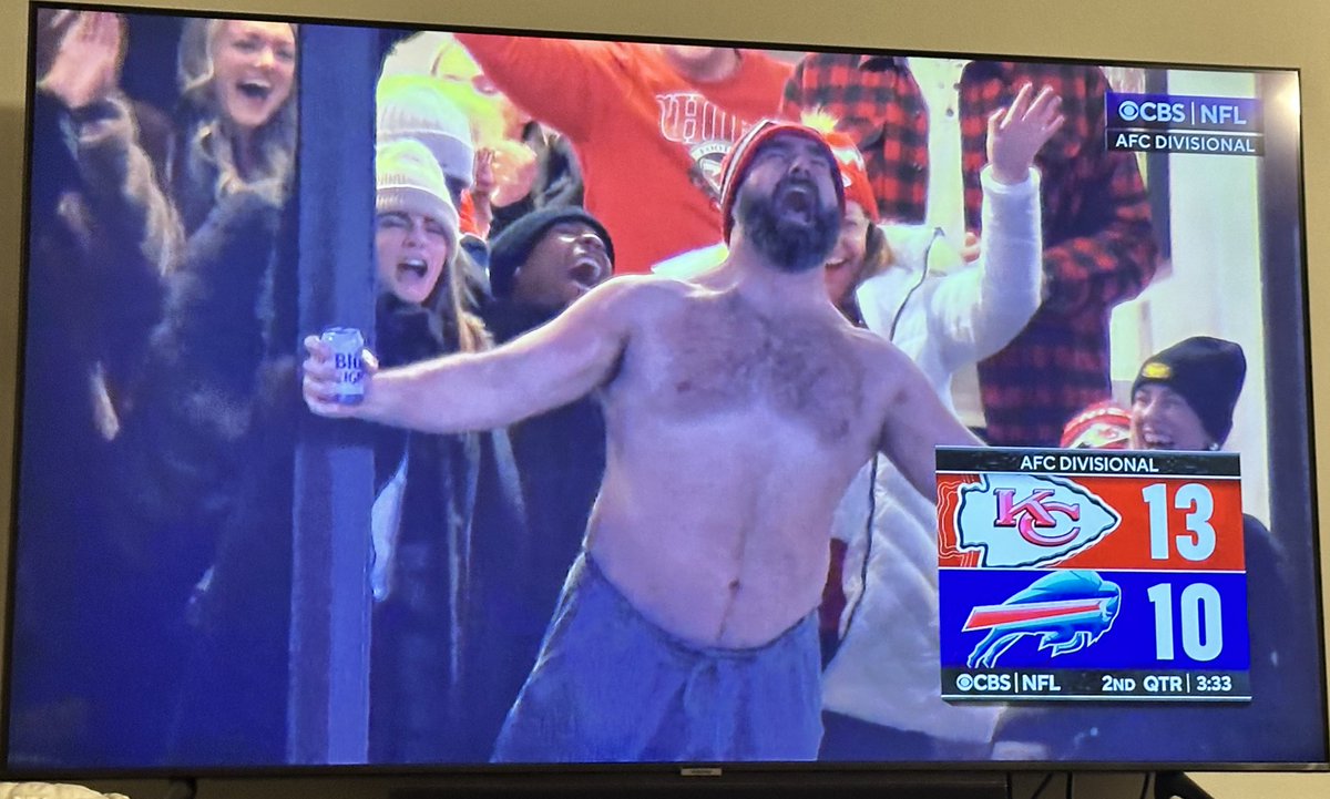 bepryor's tweet photo. I need a megacast for this game that has a constant feed of the Kelce/Swift box https://t.co/EsQk8LDabQ