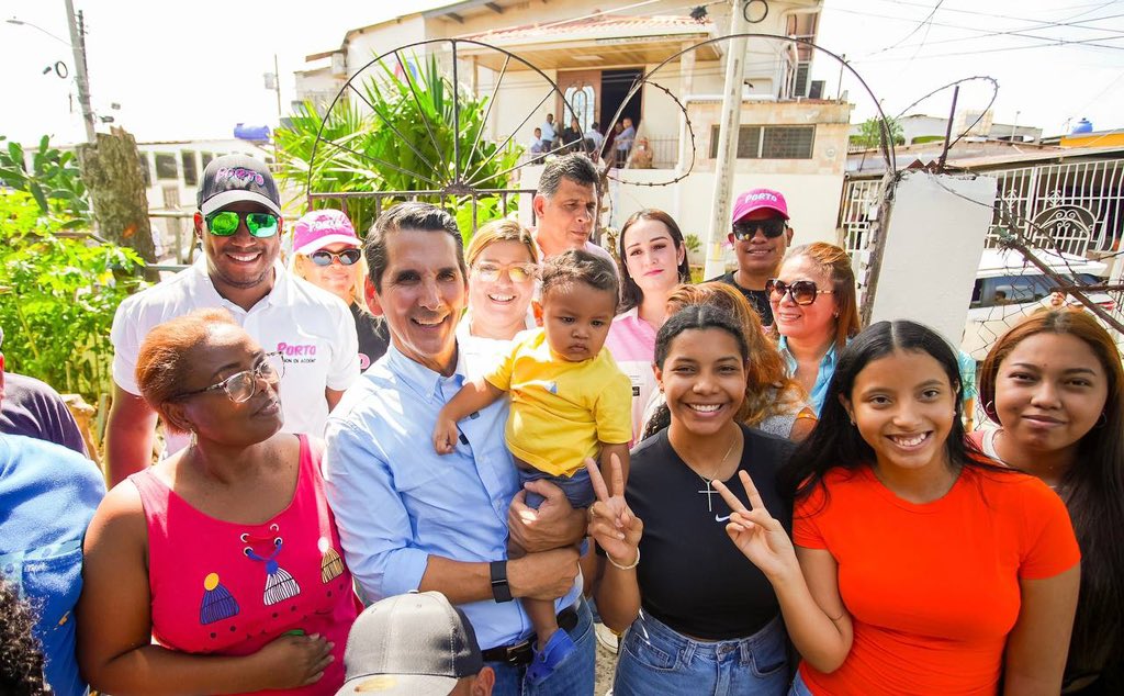 CaDemocratico's tweet photo. El metro cable 🚈 será una realidad, también veredas bien hechas y seguridad en las calles.

Desde Amelia Denis de Icaza, nuestro presidente @romuloroux ha dejado claro su compromiso con San Miguelito. #LoBuenoViene https://t.co/TNIpsnDMzR