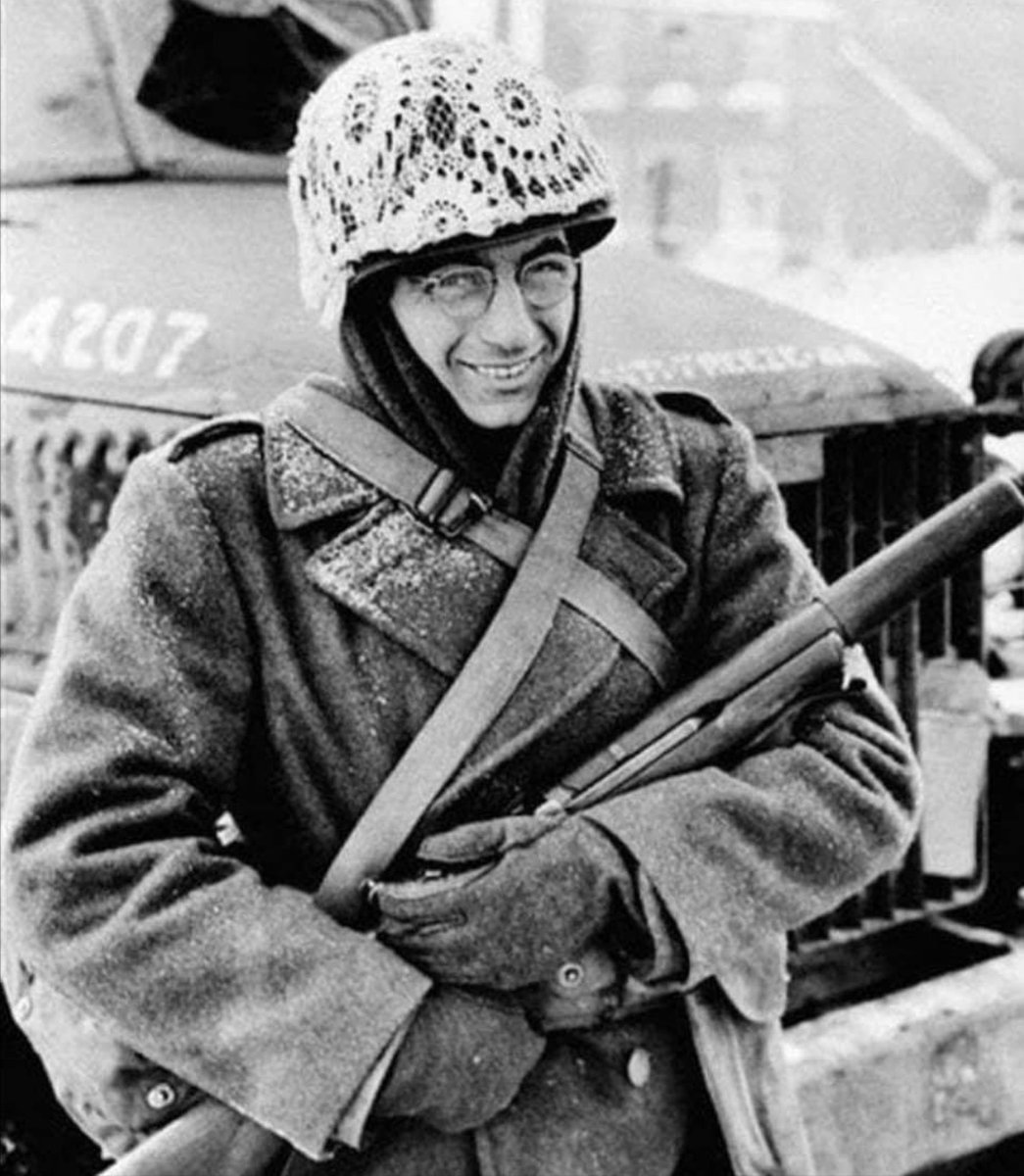 During the Battle of the Bulge, a soldier and his helmet decorated with lace curtain after realizing it provided excellent camouflage in the snow. 🪖