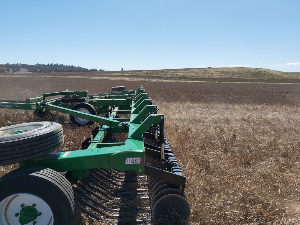 kline_ag's tweet image. Revolutionize farming with K-Line Trashcutter® System! 🚜 Advanced Stubble Management: redirect, slice stubble for soil protection. Effortlessly distribute residue &amp;amp; enhance trash flow for diverse farming needs. Elevate efficiency, preserve soil integrity! Contact us! #KLineAg 🌱