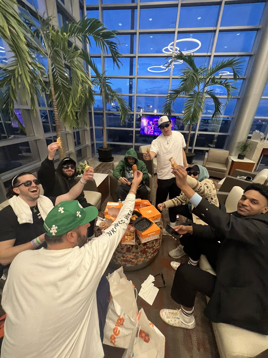 UNCLE 🏴‍☠️ EDDIE 🫵😹 tweet media