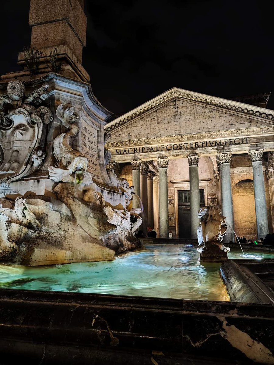 'È tutto sedimentato sotto il chiacchiericcio e il rumore, il silenzio e il sentimento, l'emozione e la paura… Gli sparuti incostanti sprazzi di bellezza'. 📸
#Pantheon #Rome 
#lagrandebellezza #thegreatbeauty 🎥
#JepGambardella
