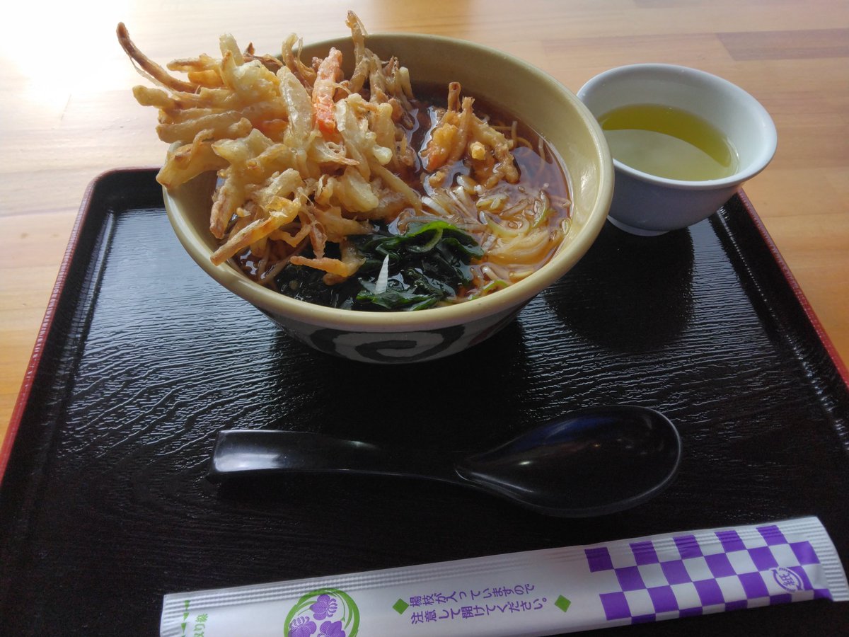 nak0920's tweet photo. ふらっと宮ヶ瀬までドライブ。
まだ早い時間帯なのか、車もバイクも少な目。
食堂でかき揚げ蕎麦をいただく。
何処か懐かしい味で、心も体も温まる。 https://t.co/CN9nemjHk4