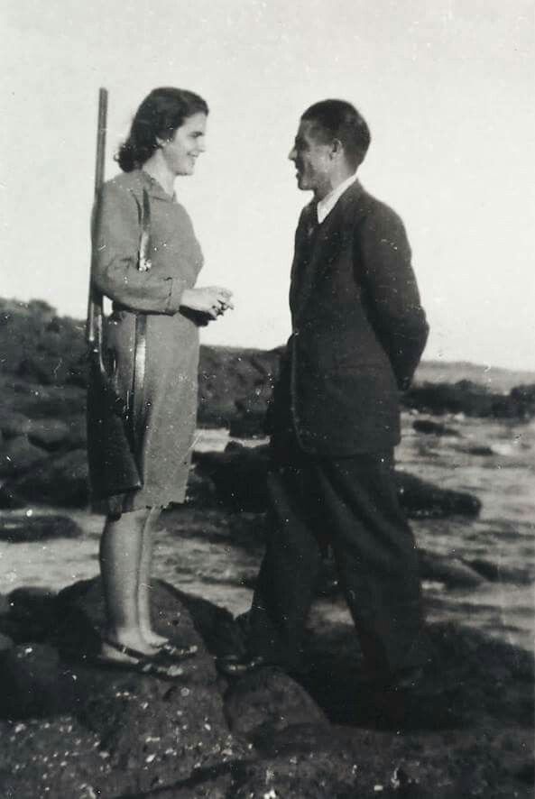 💑 A loving couple meets in #Orosei during the #WWII.

#Sardegna #Europe #sardinians #Sardaigne #sardinien #Cerdeña #サルディニア #Сардиния #सार्डीनिया #撒丁岛 #사르데냐 #sardinianpeople #blackandwhite #historicalphotography #oldphotography #war #gun #love