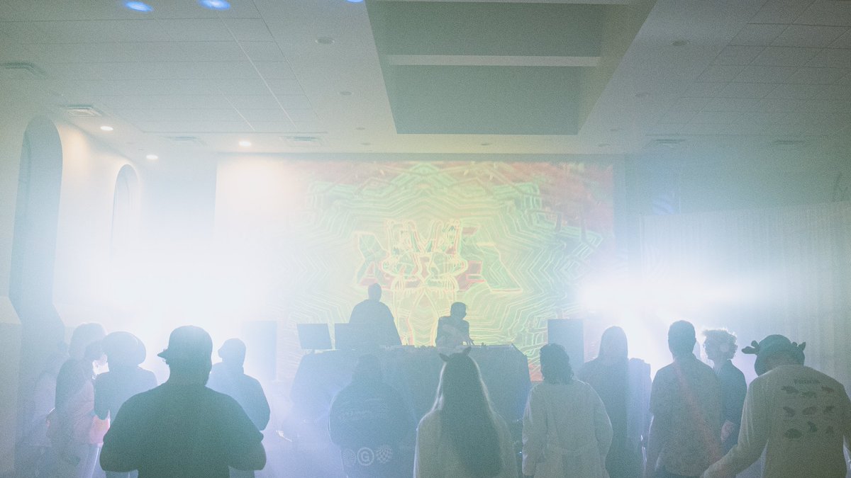 itsakiyamamusic's tweet photo. What an incredible opportunity it was to collaborate with my friends around the world on a rad mixed reality rave in Birmingham by @CalibrateVR! 💙

Thank you to ERH Media (https://t.co/NwVUghMfzO) for capturing these amazing photos! 🙏 https://t.co/S9OfkMm64v