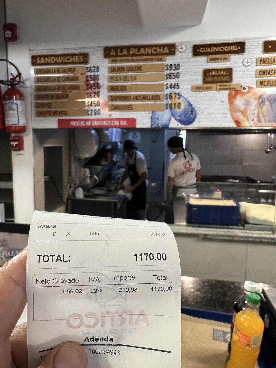 Artico del puerto dice estar en zona portuaria y no cobrar IVA pero en su ticket figura que SI cobra IVA. Cuando pido explicacion me dicen que esta mal el ticket 😂. Muy piratas !