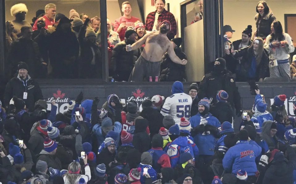 mediotiempo's tweet photo. 🎥 Jason Kelce celebra anotación de su hermano en el Chiefs vs Bills de forma eufórica y sin playera

https://t.co/AG8nEbSBNk https://t.co/jh7RKFzSx3