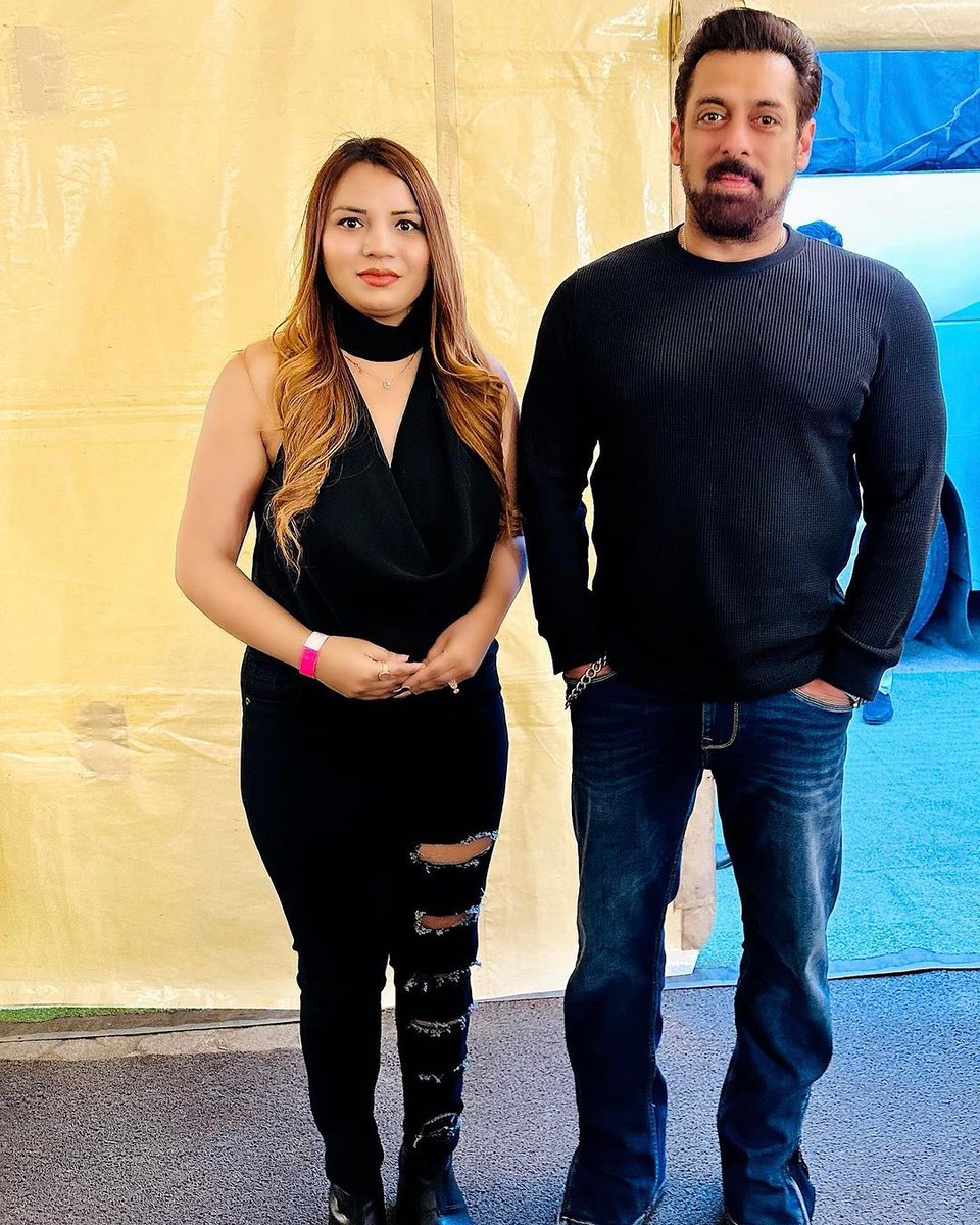 ★ CHAP…#SalmanKhan with Video Creator, Kajal Qureshi! Caption: Great meeting with my love ❤️ -January 21, 2024 tmblr.co/ZrXcGyf5eh6Pyq…