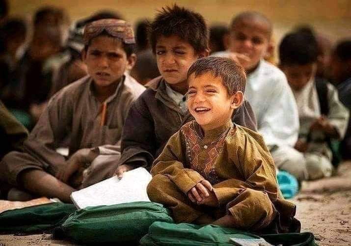 Kyfiat_e_Zindgi's tweet photo. زندگی کسی برے لطیفے کے بعد چہرے پر سجائی جعلی مسکراہٹ جیسی ہے۔ https://t.co/NDeDwJYTlq