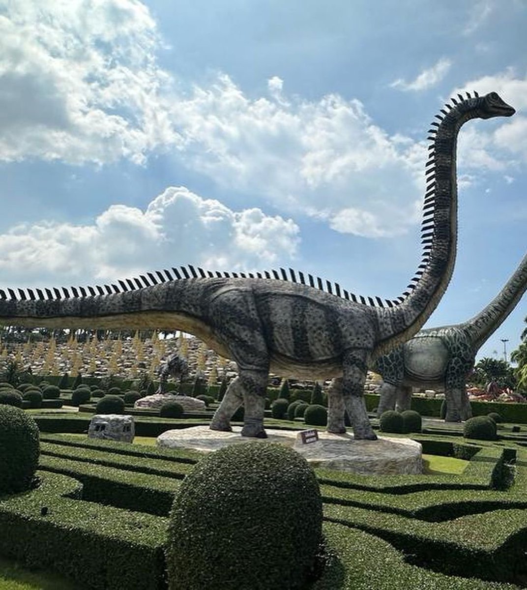 bossjalan's tweet photo. Dinosaurus berpose menarik saat bertandang ke Nong Nooch Tropical Garden, Pattaya. Bukan cuma 1, tetapi ada lebih dari 230 spesies yang bisa di lihat, tepatnya di Valley of Dinosaurs 🥳. 
Kamu mau di sana❓
KLIK Link di Bio☝ untuk info lanjut trip 🙏

#pattaya #tourthailand https://t.co/Z8xYcGAKzP