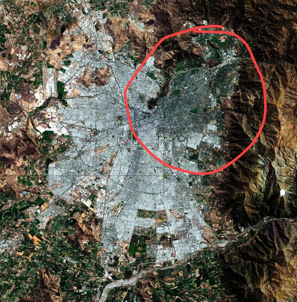 Chileokulto's tweet photo. Reveladora imagen de la 
 Estación espacial de la NASA:  Pasó sobre Santiago de Chile, e hizo esta fotografía que demuestra la dramática diferencia de áreas verdes y vegetación entre el sector oriente y el resto. Eso también es desigualdad. https://t.co/l2V7qGW5Fp
