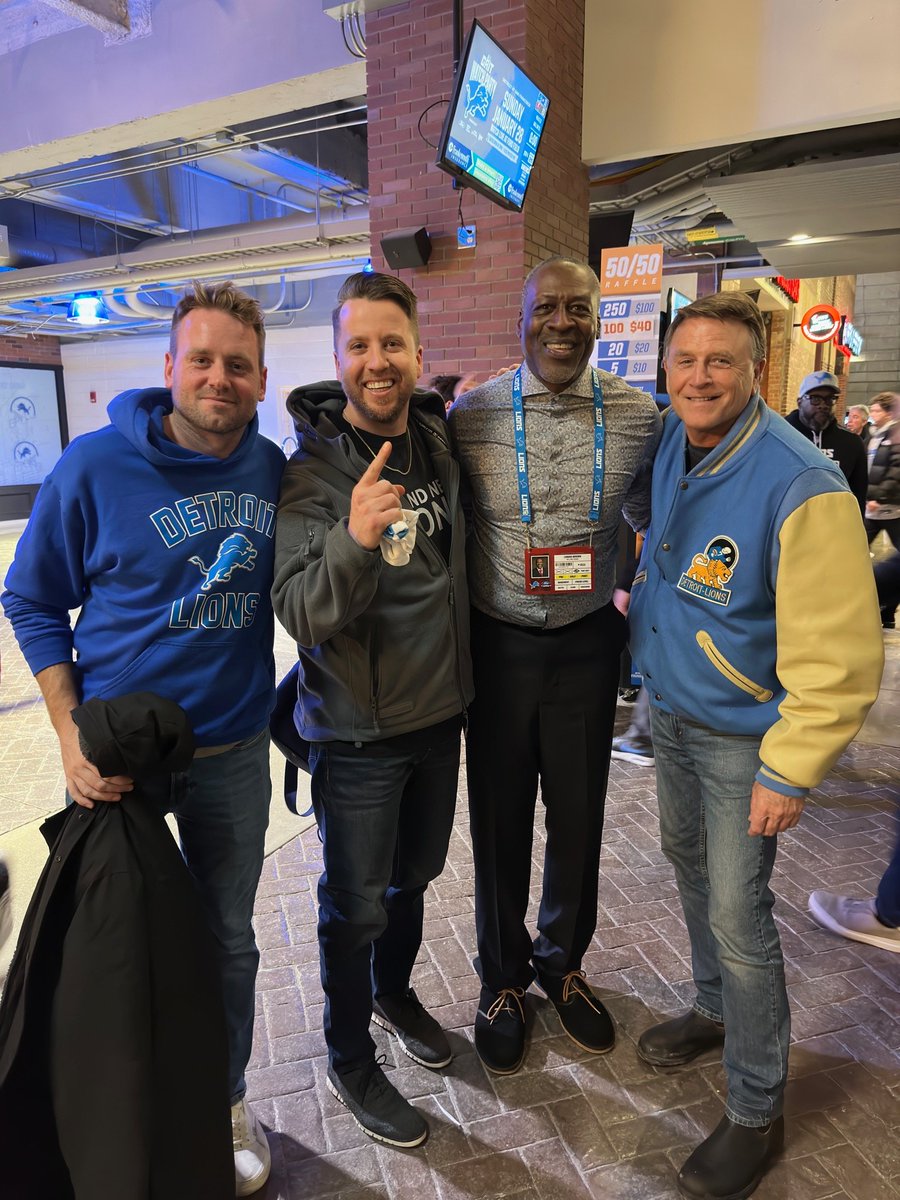 wealthy_barber's tweet image. Celebrated the huge Lions win with the great (and super nice) Lomas Brown (Hall of Fame).  Incredible crowd. Have never experienced anything like it. Go Lions!!!