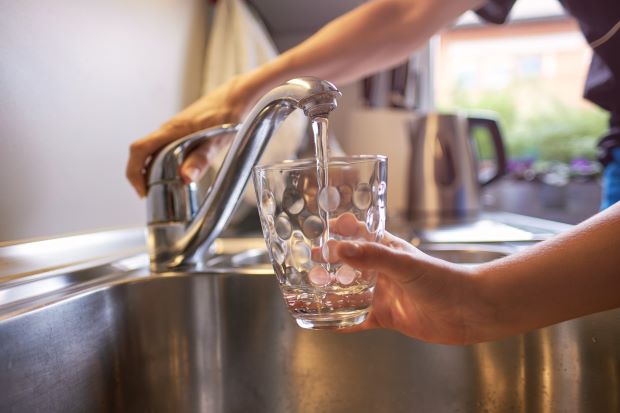 UQ researchers have found Queenslanders from lower socio-economic areas are at higher risk of dental disease due to a lack of fluoridated water.

🔗uq.au/147287

<a href="/UQHealth/">UQ Health</a> <a href="/ct_sexton/">Chris Sexton</a> <a href="/LocDo1/">Loc Do</a>