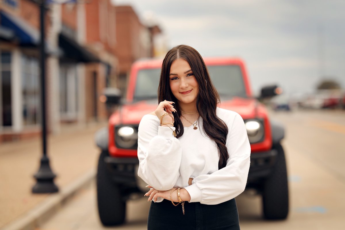 TrishaGrantham5's tweet image. S•E•N•I•O•R S•U•N•D•A•Y ~ Addy’s pics are in! Beautiful inside and out🤍 Can’t believe we have another Senior. 🥲 #stoptime #dontblink #SeniorSunday #broncoraptor #momentsphotography @ag_stl @GranthamAddy @Ford