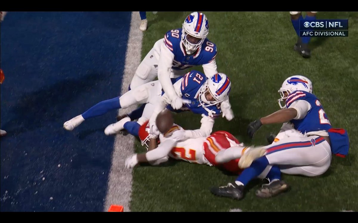 onedogclass's tweet image. touch back or what on recent play #chiefs #BuffaloBills  stills from the action... what do u think? #kansascitychiefs #bills #KCvsBUF #nfl