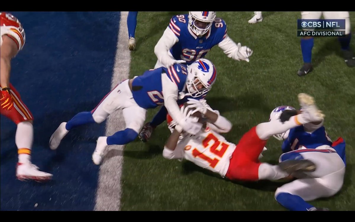 onedogclass's tweet image. touch back or what on recent play #chiefs #BuffaloBills  stills from the action... what do u think? #kansascitychiefs #bills #KCvsBUF #nfl