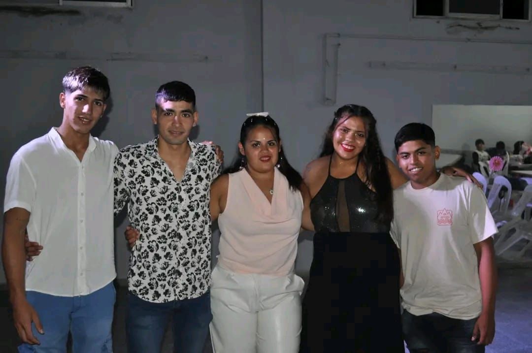 JakeSerrano__'s tweet photo. Siempre nos mantuvimos unidos, entre nosotros no existe la envidia, el logro de uno era el de todos. Hoy nos une el dolor y el amor que le teníamos y le tenemos a ella nuestro bebé Nico, Kiki, Luciano y wacho como muchos le decían. Amo a mis hermanos más que a mi propia vida. https://t.co/DKaBu2jrw9