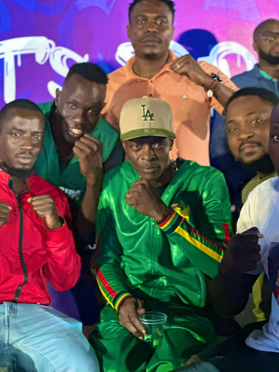 fnlbball's tweet photo. You know it was a lit 🔥 Friday when you see @Dahenry8 and @JChameleone in the same spot 
Keeping up with the Friday🚨Night🏀Lights 🚨Grand 😎Finale 
#fnlbasketball9
#weballing https://t.co/hQxomhufkb