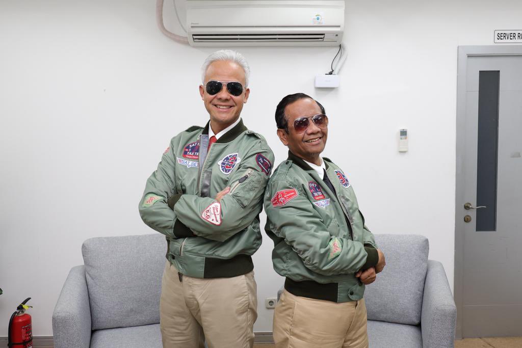 🚨🚨🚨GIVEAWAY TIME 🚨🚨🚨

Untuk mengapresiasi Prof. Mahfud semalam, pasukin mau ngasih jaket bomber untuk dua org pemenang

Caranya:
- Like &amp; RT post ini
- Reply dgn meme penguin/penyu terlucumu
- Tag 3 temenmu

Ditutup 28 Januari 2024 jam 20.00 WIB. Goodluck✨✨✨#Giveaway