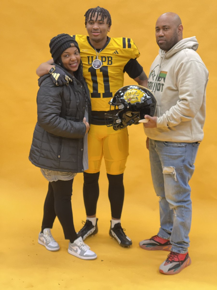 Had a great time at my official visit to @UAPBLionsFB thank you @CoachAHampton and the whole coaching staff for showing me and my family a good time while there!💪🏾💪🏾 #GOLIONS @Mingo_Boss @ash_trojanFB @siickesst @RecruitLouisian @b_humble15 @Coach_JFreeman @b_hoss_mac