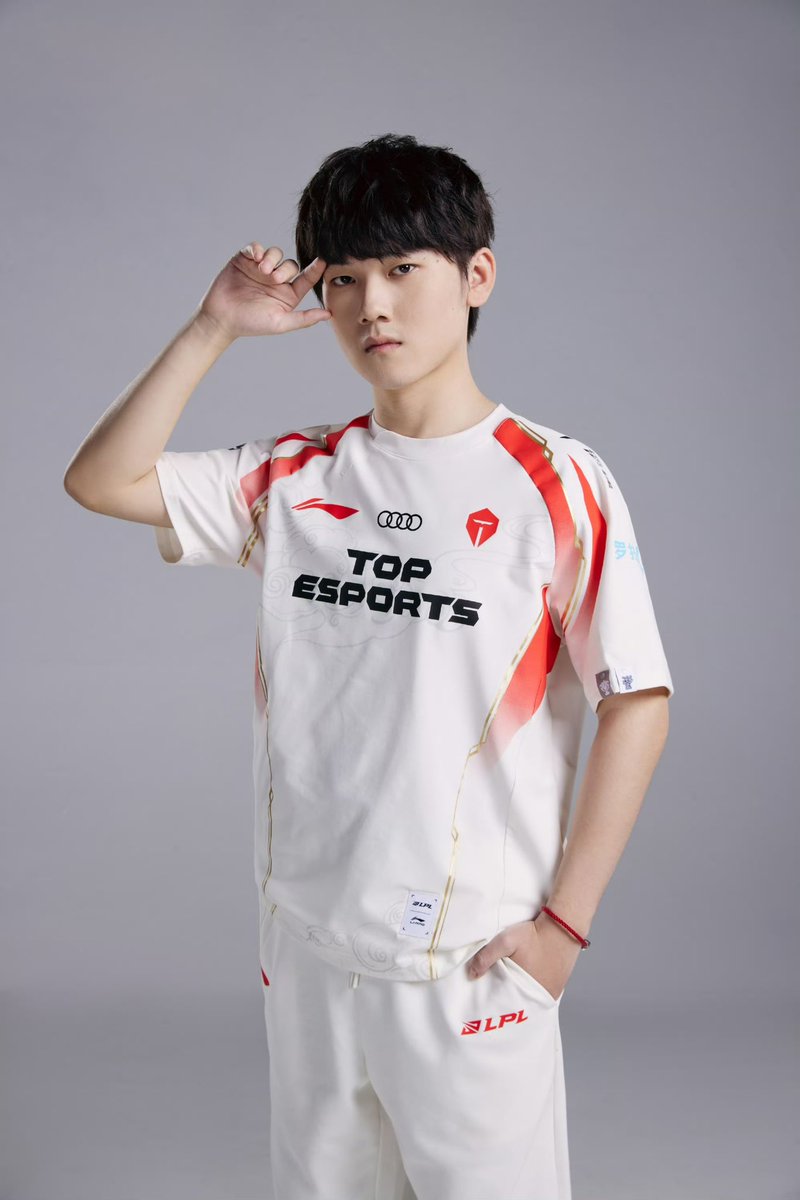 Hello,I am TES.JackeyLove.Nice to meet everyone.This is my X account.I will be here to interact with everyone,see you all at today's match!✊ 大家好，我是TES.JackeyLove，很高兴见到各位。这是我的X账号，从今天起，我会在这里与大家进行互动交流。下午比赛见！✊ #LPL