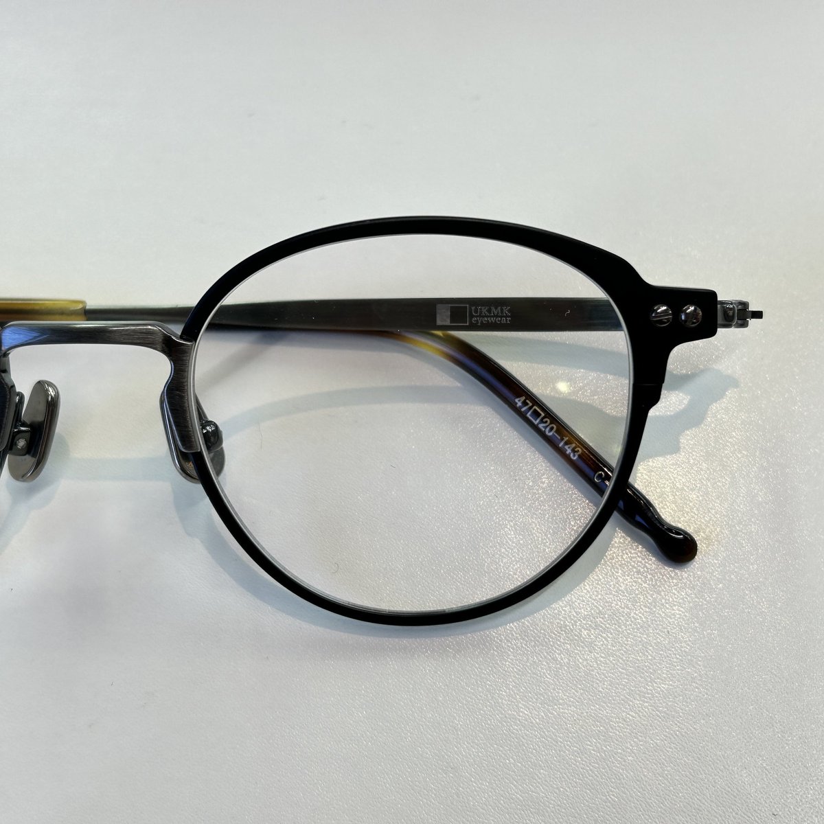 h_tamashimaten's tweet photo. UKMKのモデルご紹介です👓✨
【Nuan-1】
ボストン型にフォックスの要素も加えられ、優しげな中にもキリッとしたテイストを持ち合わせますね。
#メガネ #フレーム
#おしゃれメガネ
#UKMK #ukmk
#メガネのひらまつ玉島店
#倉敷 #岡山 https://t.co/Kyh4SeBZZA