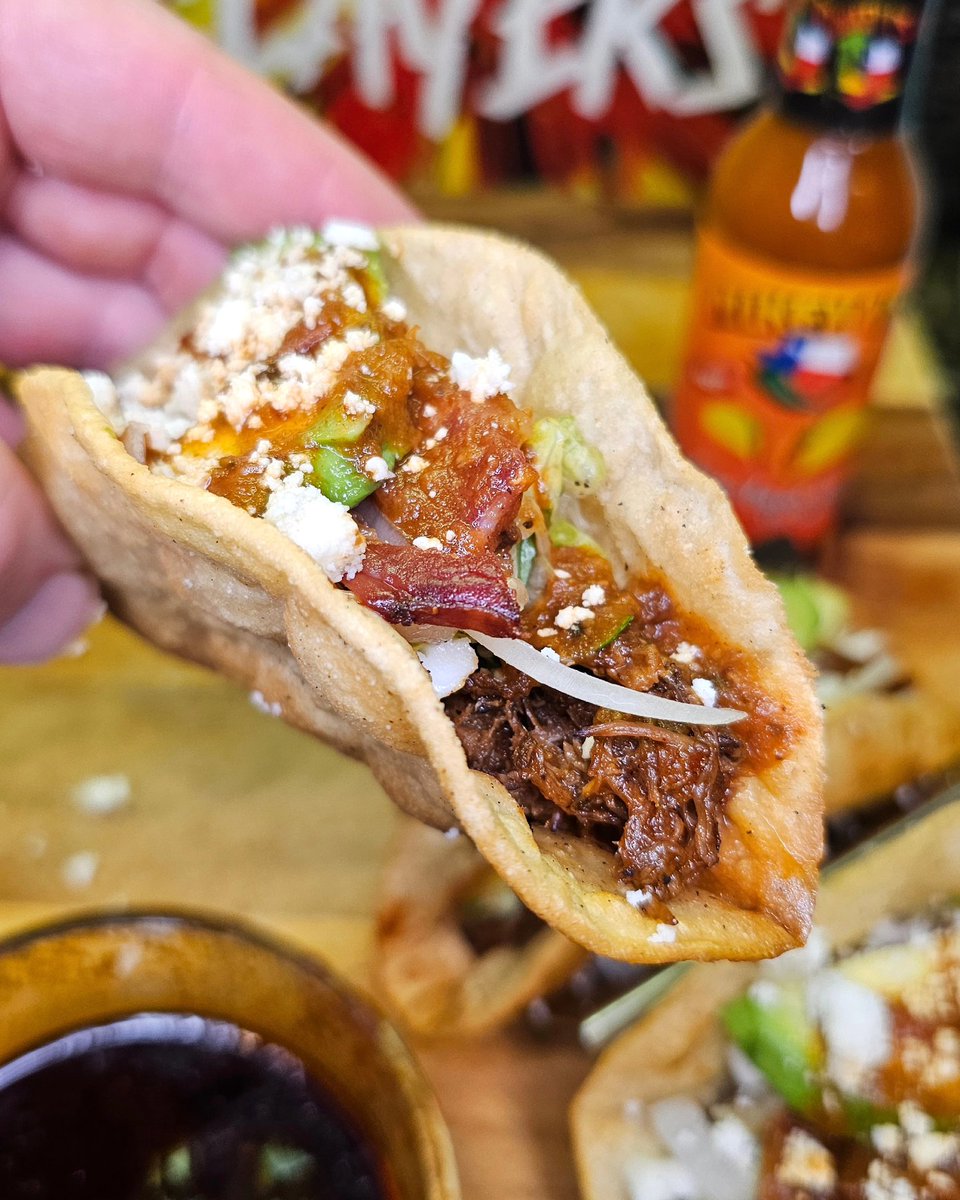 TheTacoSlayers's tweet photo. 1647 days of #tacos. We had these birria and bacon crispy tacos with leftovers and @mikeyvees "i love taco sauce so much" #hotsauce #TacoTuesday https://t.co/SCIU6RTGLt