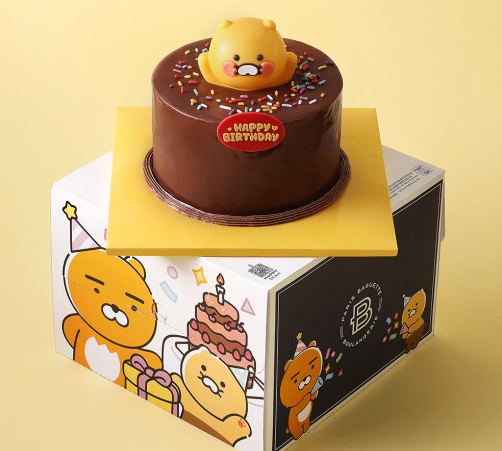 mouda_korea's tweet photo. ～ #韓国���フェ 情報☕️～

渡韓民、皆大好きPARIS BAGUETTEと人気カカオキャラクター、チュンソギのコラボケーキ発売😍✨

ケーキはチョコレートのスポンジ、チョコソースが何層にも重なっていて濃厚な味わい🍫

上に載っているチュンソギがなんとも言えない可愛さ・・・(笑)😂

#韓国 #韓国情報 #渡韓 https://t.co/Ov1ggokNUX