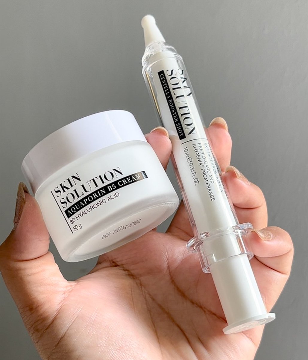 nung__neang's tweet photo. มาเห่อ skincare ใหม่เปิดกล่องไปด้วยกันกับ ⭐️Skin Solution #2Duo กู้ผิวเสียเป็นผิวสวย 〰️✨2 ไอเทมสุดปัง ✨
Centella Booster Shot สารสกัดจาก Centella Asiatica และ Organic Calendula ฮีลผิวให้แข็งแรงขึ้น เติมความชุ่มชื้น กระตุ้นกสร้างคอลลาเจน + ต่อต้านริ้วรอย
AQUAporin B5 Cream 💧เนื้อครีมเข้มข้นให้ความชุ่มชื้น ช่วยปลอบประโลมผิวได้ดีแบบสุดๆ ลดการอักเสบจากสิวรอยแดง ใช้คู่นี้ตื่นเช้ามาผิวหน้าดีขึ้นแบบสุดๆ รอยแดงจางลงด้วย 💪🏻
#SkinSolutionXEVEANDBOY #SkinSolution #EVEANDBOY #ebskinsolution