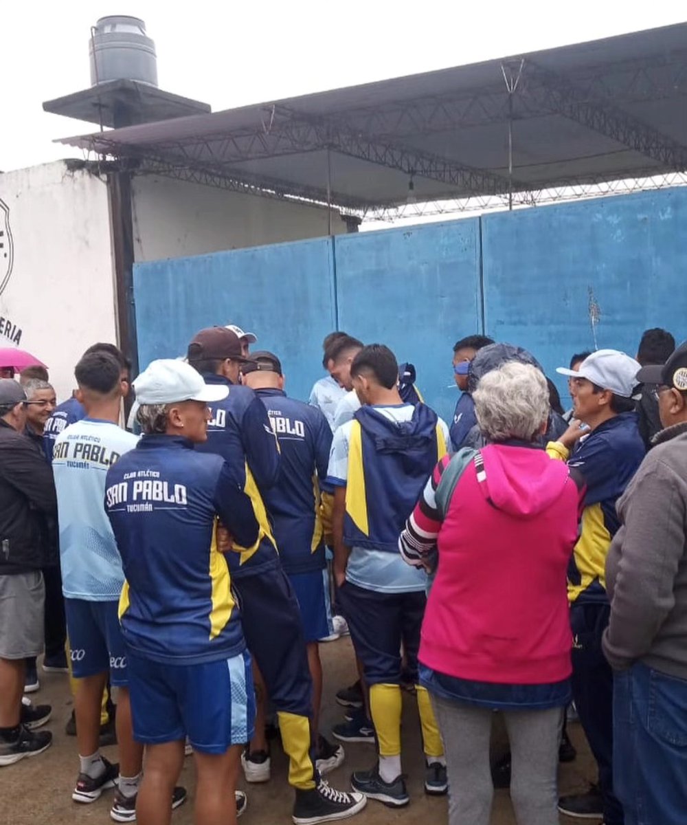 trfa_ok's tweet photo. #RegionalAmateur #TorneoRegional

POLÉMICA SUSPENSIÓN EN METÁN

El partido entre Talleres frente a San Pablo fue suspendido hoy por las condiciones climáticas. Lo polémico de esta situación es que el árbitro, Guido Medina, lo suspendió sin la presencia de San Pablo en el estadio. https://t.co/K3la264Zoz