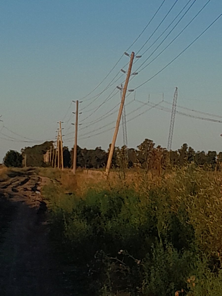 Arreglaron el poste anterior. ¿Tanto costaba acomodar éste que está unos kilómetros más adelante <a href="/EDELAP__Oficial/">Edelap</a>?