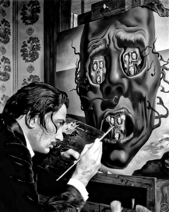 Salvador Dalí pintando "El rostro de la guerra", 1940.