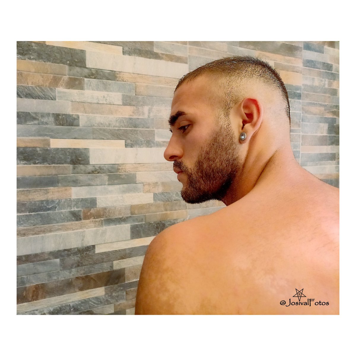 "A veces, 
un saludo cortés,
la buena noche magra,
es señal clara del desencanto, 
la evidencia del indeclarado placer
más allá de un nosotros que no es,
salvo en el juego de los instantes."
(Jos, poeta cubano. 21:40 h #Domingo #21enero)

Foto: <a href="/JosivalFotos/">josivalFotos</a>
Modelo: #Orielkis