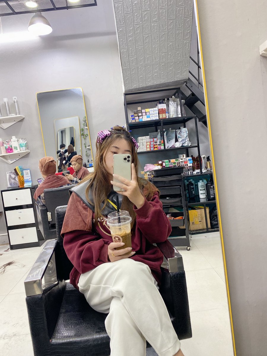 huong9969's tweet photo. Đi làm tóc mà buồn ngủ quá 🥲 https://t.co/S6ieqdbeWw