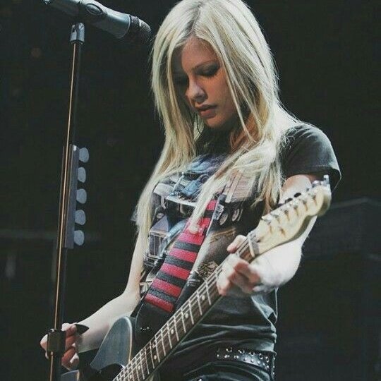 quiero vivir en ese universo paralelo dónde <a href="/AvrilLavigne/">Avril Lavigne</a> canta #HowDoesItFeel en vivo por el 20 aniversario de Under My Skin.