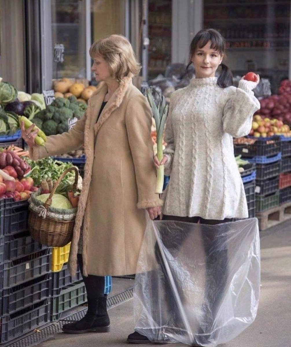 Mother holding her daughter at a Budapest market in 1987. 30 years later, they recreated the photo.