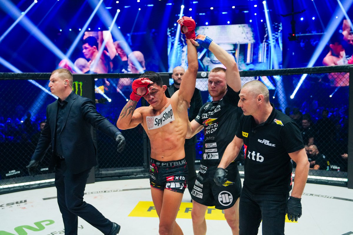 KSW_MMA's tweet image. RESPECT after battle! 💙 XTB #KSW90