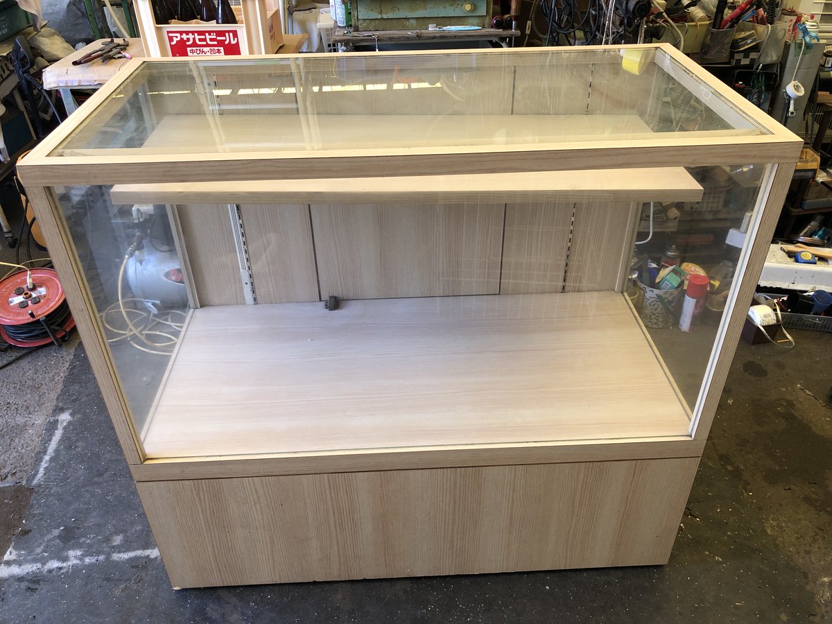 heiseib's tweet photo. ガラスショーケース
W1200　D600　H1100
ライト付き

お客様から持ち込まれたときは
商品として難しいと
思っていましたが
丁寧に掃除し、磨くことで
生まれ変わることができました。

次の方にも気持ちよく
使っていただきたいと思います。 https://t.co/N1mFpzMlRP