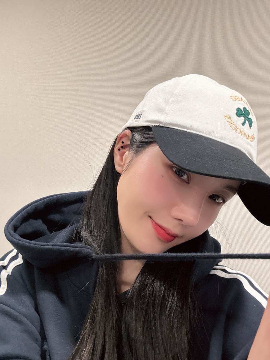 ebbets_field's tweet photo. #권은비 #이벳필드 #EBFD #EBBETSFIELD
권은비님 '시카고 샴록 라운드 로고 미들 캡 화이트' 착용하셨습니다.😊😊😊
https://t.co/qe2tQo3rrl https://t.co/R36G8V801u