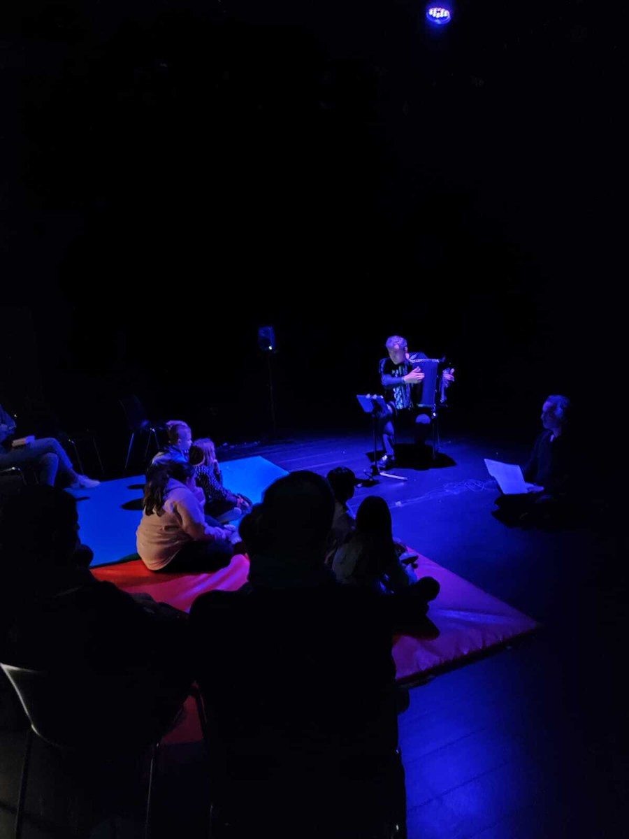 🐸Nos grosses et petites bébêtes de [BABILS DU NIL] reprennent leur route et sont aujourd'hui (et demain) à l'Atelier Lyrique de Tourcoing !

 ☀️Nouvelle production sur une commande à Manon Lepauvre pour la petite enfance, à la découverte de l'origine du langage au bord du Nil !