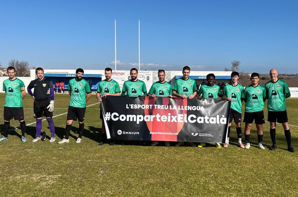 OmniumPenedes's tweet photo. 👅L'esport treu la llengua!
⚽️Diumenge en el partit de tercera catalana entre el Sant Pere Molanta i el Can Cartró els dos equips van donar suport a la campanya #ComparteixElCatala
👏👏👏Moltes gràcies @cfpmolanta i Can Cartró pel vostre suport i compromís amb el català! https://t.co/QTyIRLqvSX