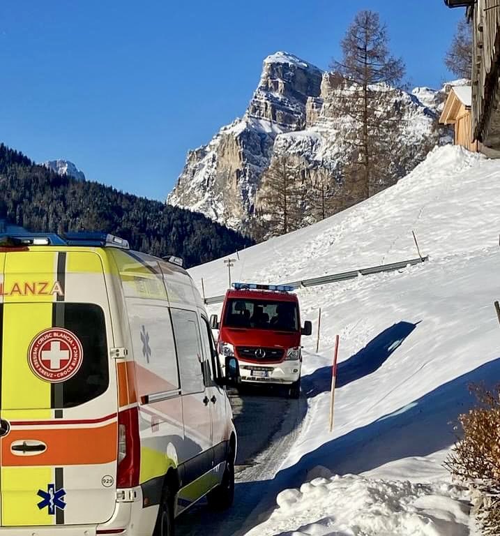 LFVSuedtirol's tweet photo. 🤝 Insieme per salvare vite! La definizione di procedure comuni da parte delle squadre di intervento dei Vigili del Fuoco 🚒 e del soccorso sanitario 🚑 è importante per una buona collaborazione e per l’efficacia dell’intervento #vigilidelfuocovolontari #crocebianca https://t.co/iEaqsb2fg6