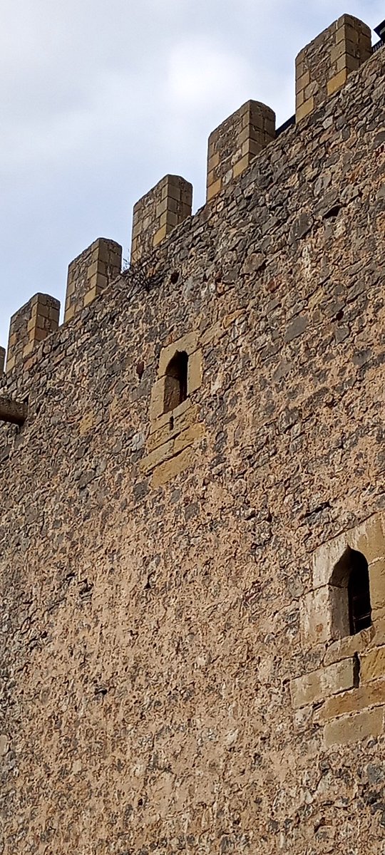 CastilloArgueso's tweet photo. Las almenas son los salientes verticales y rectangulares que coronan los muros de castillos, torres defensivas ... Su función principal era la defensa de los habitantes de la plaza de los asediantes.
Más info: https://t.co/Y3xhL1Ohgu
#castillodeargüeso #campoodesuso #almenas https://t.co/0KOldLWtzc