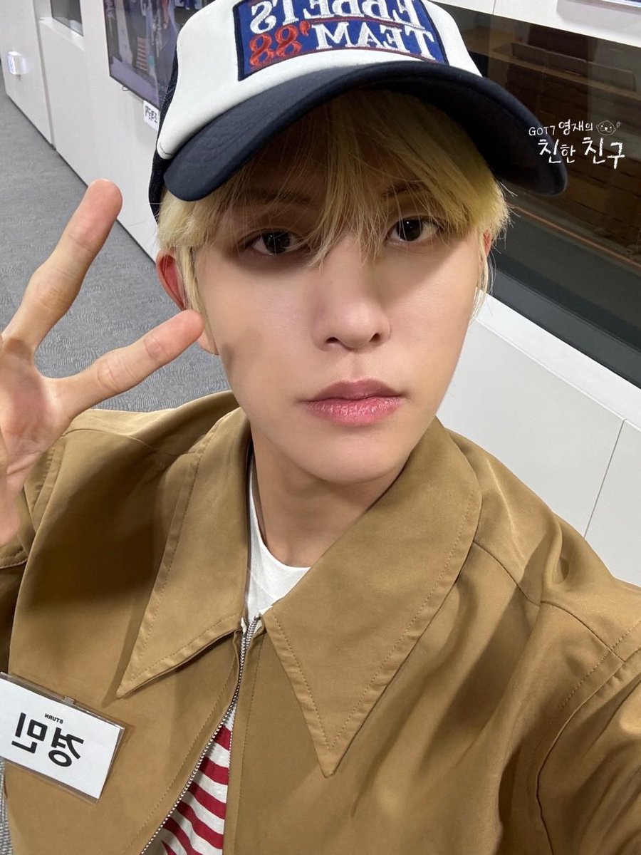 ebbets_field's tweet photo. #에잇턴 #8TURN #경민 
#이벳필드 #EBFD #EBBETSFIELD
에잇턴 경민님 '1988 이베츠 팀 메쉬 트러커캡' 착용하셨습니다.🎁🎀😎
https://t.co/9UJQnqH6a2 https://t.co/OWtjTVX1qy