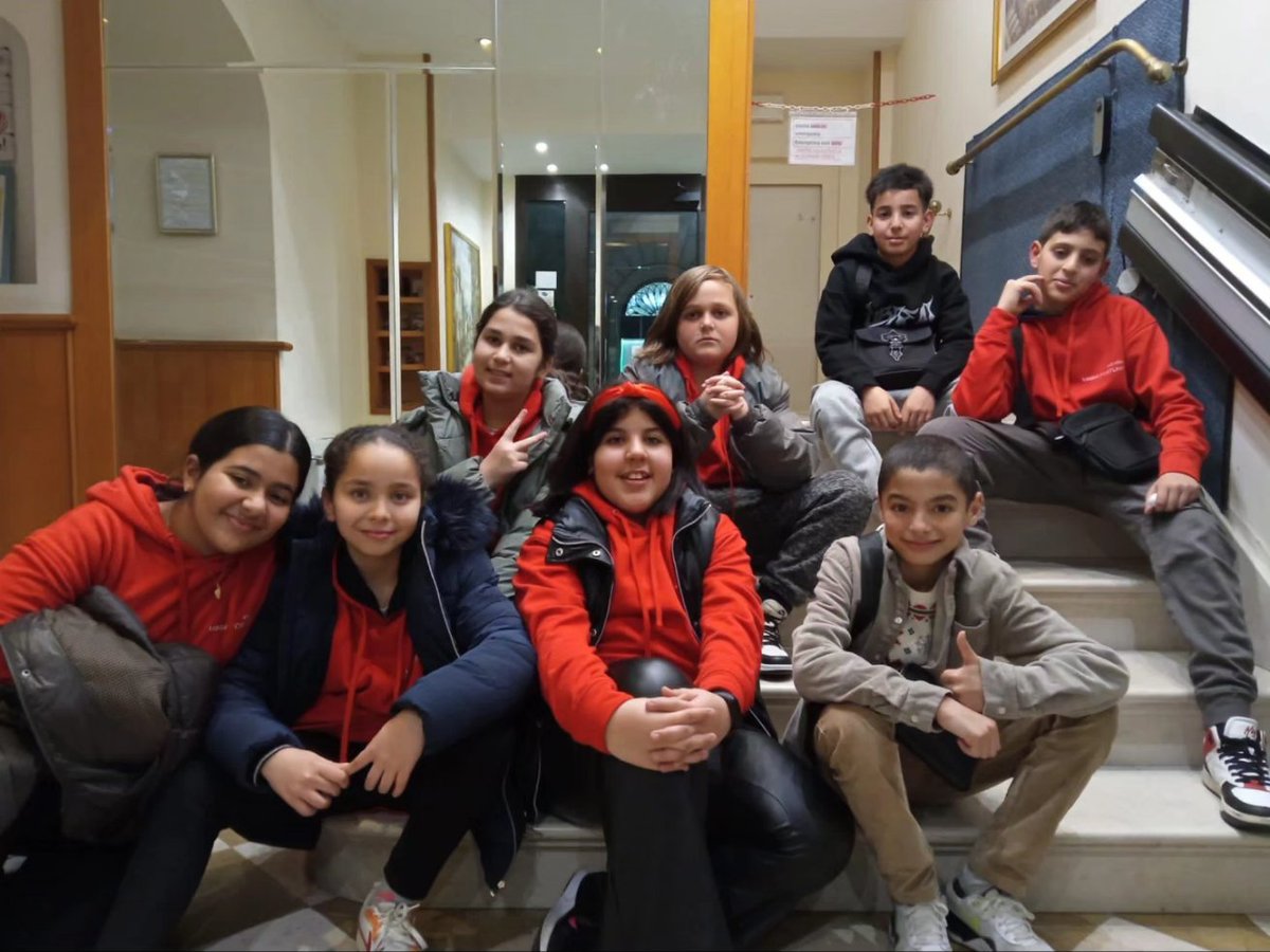 ErasmusMFortuny's tweet photo. 🇪🇺 Comença l'experiència #ErasmusPlus a #Roma 🇮🇹 amb els companys de Pratdip. 
✈️Facturar equipatge, creuar un control de seguretat, trobar la porta d'embarcament,  i fer transbords són alguns dels aprenentatges que ens hem emportat després d'aquesta primera jornada! https://t.co/bSFA0nEoCk